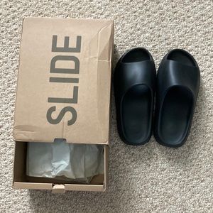Yeezy slides onyx. 9/10 condition